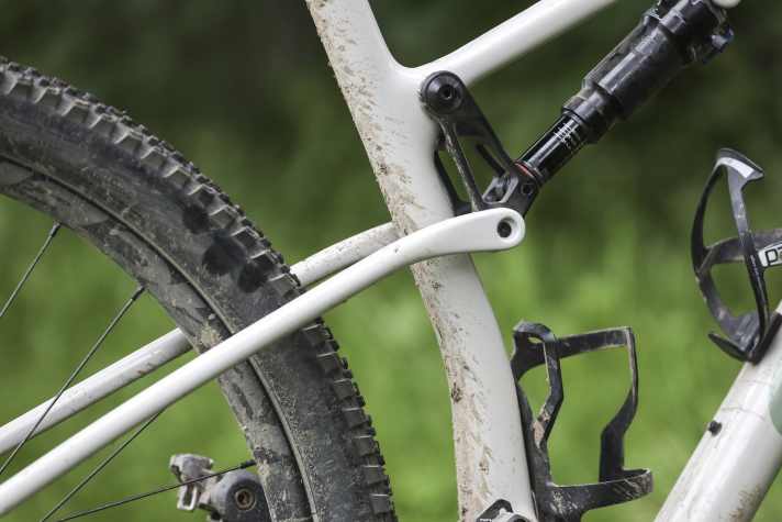 Der Verzicht des Flex-Pivot-Designs auf ein zusätzliches Hinterbau-Lager spart am Carbon-Rahmen des Cervélo Fullys Gewicht ein.