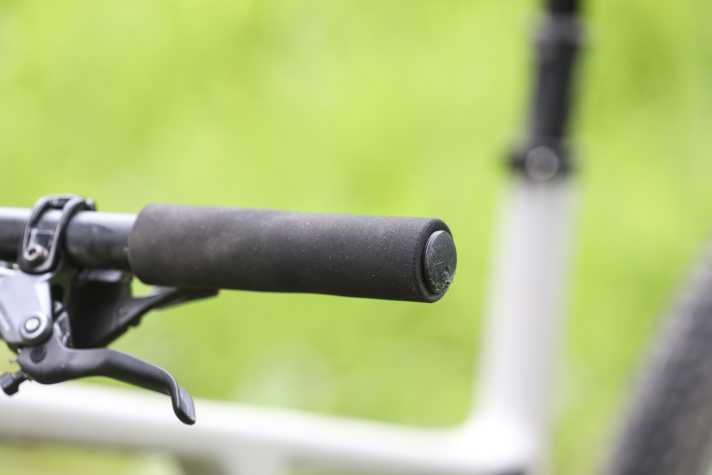Zusammen mit dem 35-Millimeter-Durchmesser des Alu-Lenkers gönnen die Silikon-Griffe am Cervélo Marathon-Bike kaum Dämpfung.