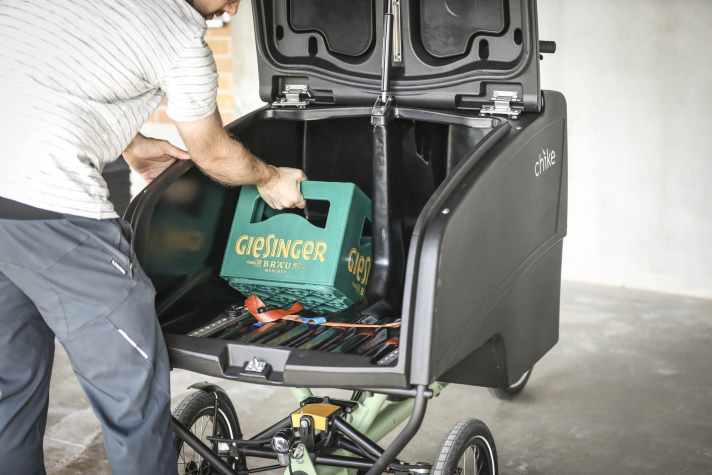 Hinten passen je zwei Getränkekisten übereinander. Der Deckel der Cargo-Box wird von einer Gasdruck-Feder gehalten.