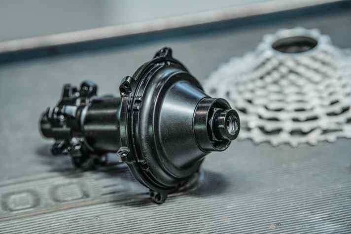 <a href="https://www.bike-magazin.de/komponenten/schaltungen/getriebenabe-der-zukunft/" target="_blank" rel="noopener noreferrer">Classified</a> bietet eine elektrisch betriebene Kombination aus Ketten- und Nabenschaltung an. Zwar werden die Naben in Belgien produziert, das Nadelöhr Kettenschaltung aber bleibt.