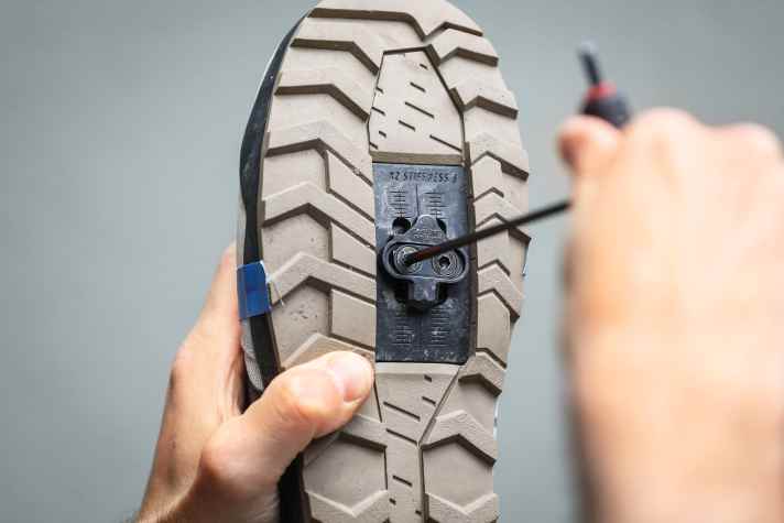 Ordentlich festziehen nicht vergessen. Zu lockere Cleats können zu schweren Stürzen führen!
