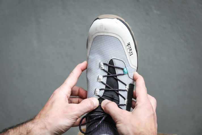 Mit etwas Gefühl lassen sich die entsprechenden Stellen auch durch den Schuh ertasten.