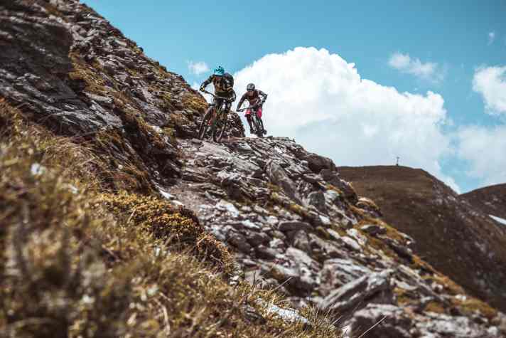 Die Abfahrt am 2471 Meter hohen Col de Mille startet für einen Hochgebirgs-Trail flowig, verändert sein Gesicht auf 10 Kilometer Länge bis nach Verbier hinunter aber ständig.