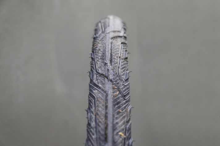 Das ungewöhnliche Schulterprofil raschelt im Neuzustand leicht beim Fahren. Auch bei Nässe verzahnt sich das Profil sicher mit dem Untergrund.