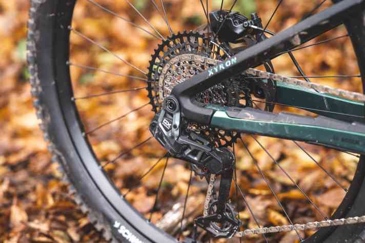 Die GX Transmission von Sram wechselt kabellos über Funk die Gänge. Am Schaltwerk sitzt ein separater Akku, der eigenständig geladen werden muss. Vorteil: Schalten klappt auch, wenn der E-Bike-Akku leer ist.