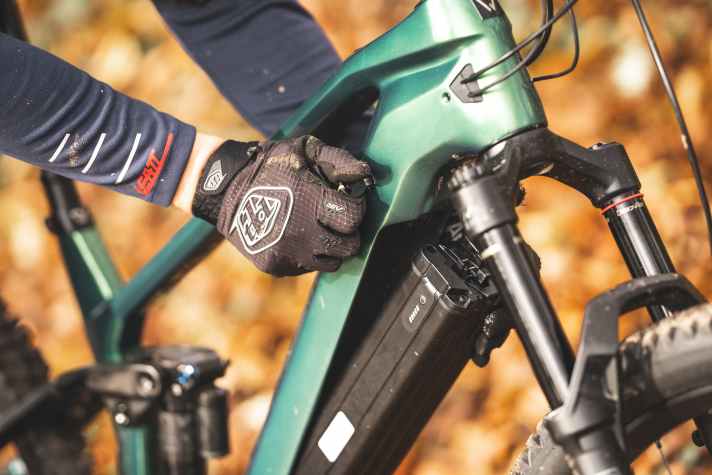 Der dicke Bosch-Akku mit 800 Wattstunden bringt das Bike auf eine starke Reichweite. Die Batterie kann einfach entnommen werden, saß in unserem Testbike aber nicht klapperfrei.