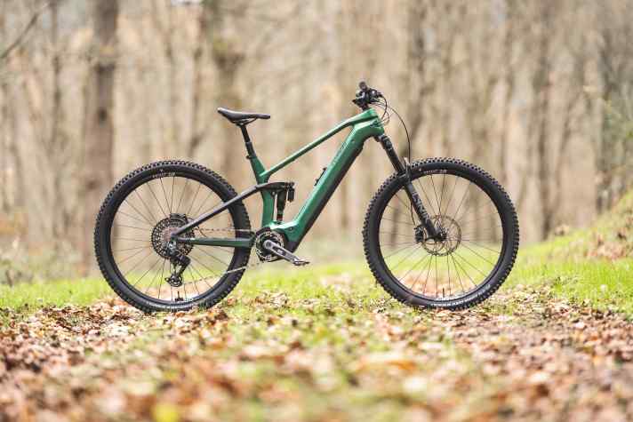 Das neue Xyron ST von Conway fällt sportlich aus und will im Gelände überzeugen. Dank Bosch CX mit 800er-Akku hat es massig Reichweite an Bord.