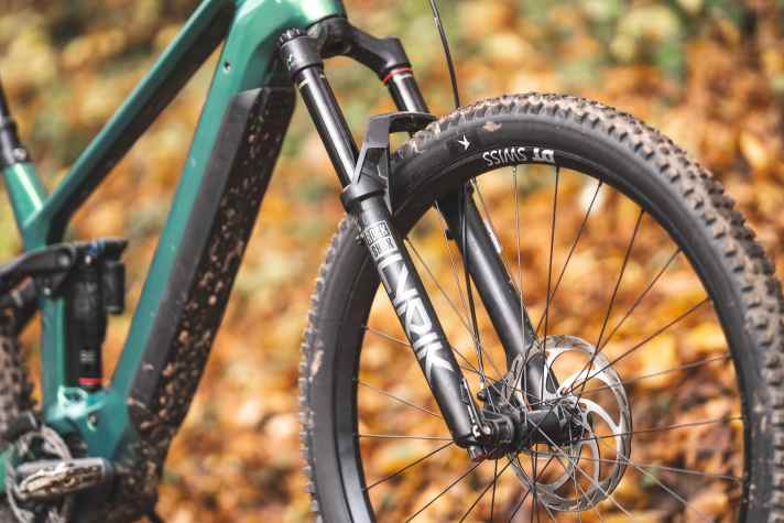 Die Lyrik Select+ von Rockshox hat schon die hochwertige Dämpfungskartusche der Ultimate-Reihe verbaut, verzichtet aber auf die “Buttercup”-Technologie, die kleine Vibrationen herausfiltern soll.