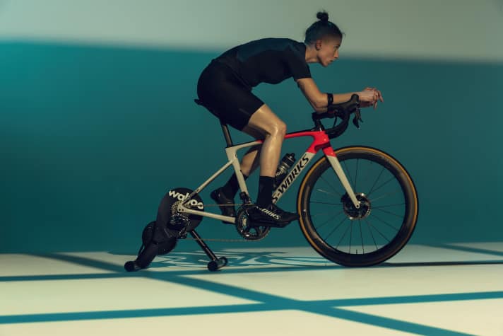 Wohin geht wohl der Blick? Vermutlich auf einen großen Monitor, mit dem die Athletin in die virtuelle Welt von Zwift abtaucht.