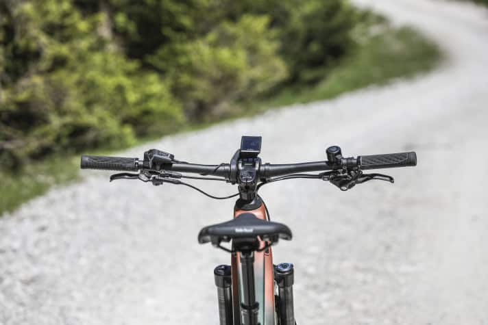 Das breite, flache Cockpit am Corratec MTC 120 Pro verstärkt die sportliche Sitzposition noch. Für mehr Komfort 
könnte man den Lenker kürzen und Flügelgriffe spendieren.