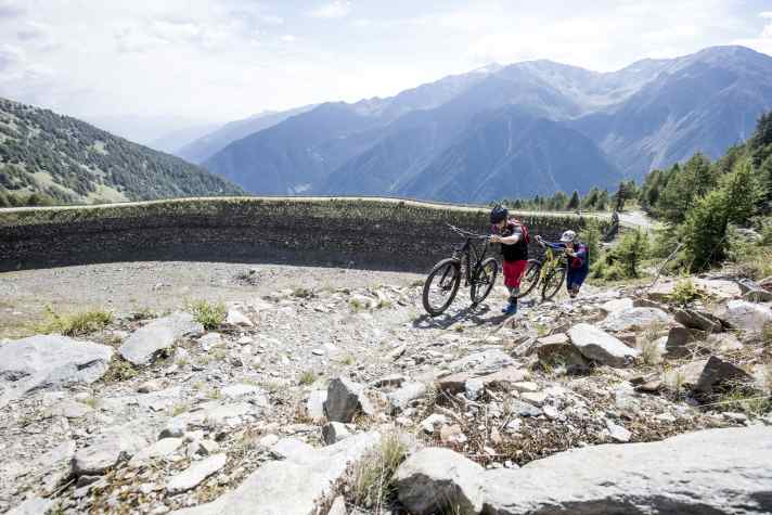Erst steil, dann steiler und schließlich Geröll. Mit dem E-MTB hätte man hier Uphill-Spaß.