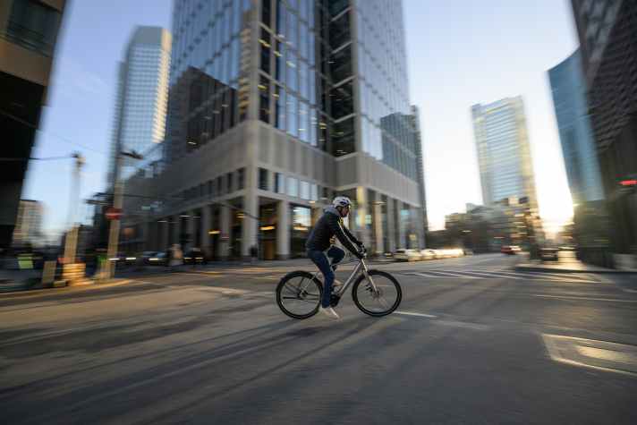 So leer wie hier sind die Straßen im Stadtdschungel selten. Deshalb ist es umso wichtiger, ein verlässliches City Bike zu haben. Und gut aussehen tut’s auch noch!