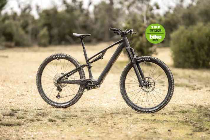 Schlicht, schlank, schwarz: Das Cube AMS Hybrid One44 Race setzt auf Understatement - um dann im Gelände richtig aufzutrumpfen.