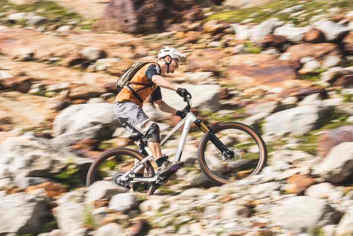 Wohlfühloase: Der üppige Stack platziert den Piloten sicher hinter der Steuerzentrale. Dadurch meistert man steile Trails souveräner als mit der ähnlich sportlichen Konkurrenz von Trek und Specia­lized.