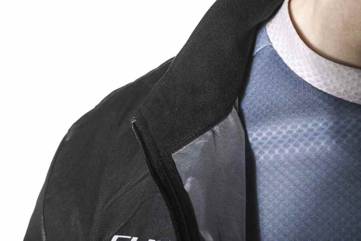 Die Cube-Jacke bietet insgesamt recht wenig Ausstattung. Immerhin gibt es einen leicht gefütterten Kragen