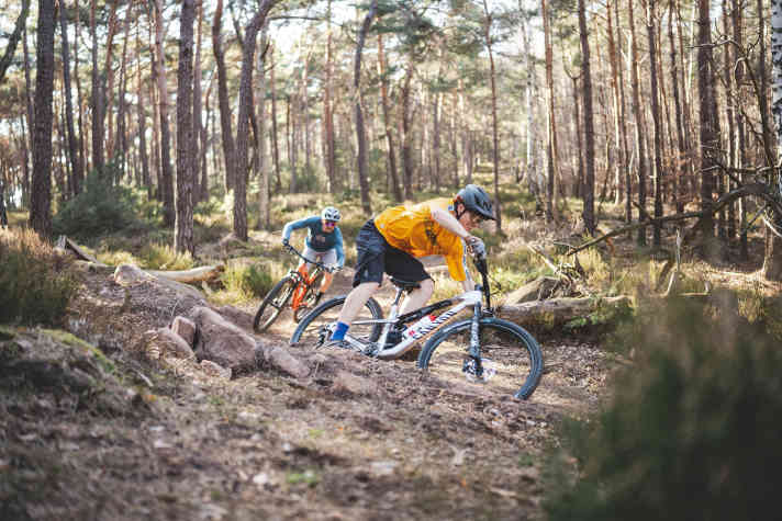 Irgendwo zwischen Marathon und Trail liegt das perfekte Touren-Mountainbike. Wir baten das Canyon Lux Trail CF7 und das Cube AMS One 11 C:68X Pro 29 zum Test-Duell.