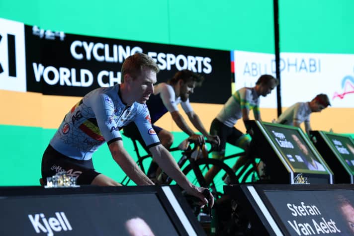 Eine Vielzahl bunter Bildschirme verleiht der vierten Weltmeisterschaft im E-Cycling einen Look, der bei keinem anderen Radsport-Event zu finden ist.