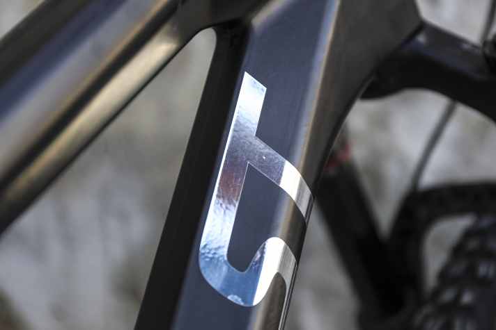 Der Verzicht auf Lack spart einige Gramm ein. Die Decals des Last Asco sind in diesem Design nur aufgeklebt. Die Verarbeitung des Carbon-Rahmens: ein Traum.