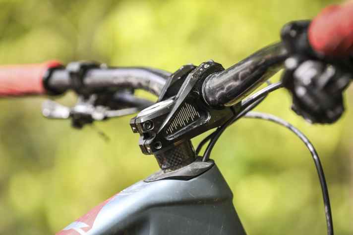 Mittels eines Riser-Vorbaus legten wir im Dauertest des Merida One Fortys das Cockpit höher.