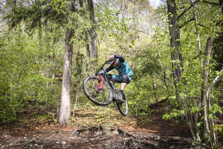 Merida hat dem One Forty eine herrlich unkomplizierte Geometrie verpasst. Das Bike macht - wie man sieht - großen Spaß.