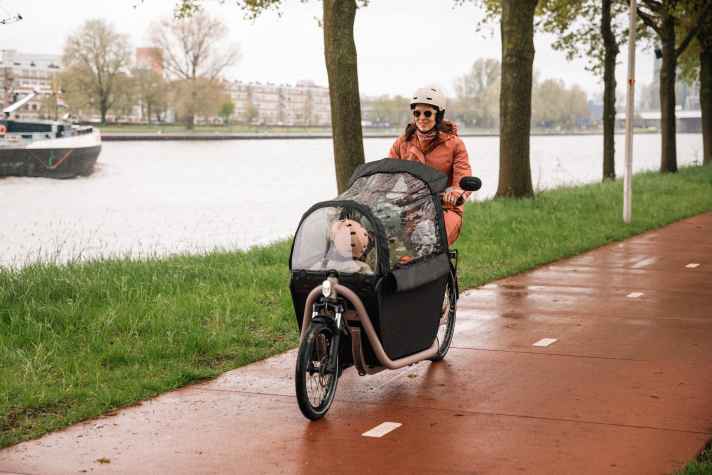Bei Regen wird einfach das Verdeck aufgespannt - das hat sich Decathlon patentieren lassen.