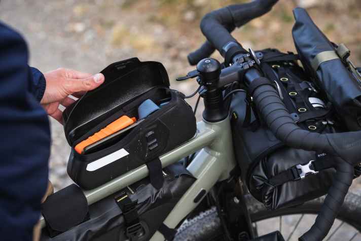 Magnetverschluss und klick. Die kleine Top Tube Tasche für die Essentials.