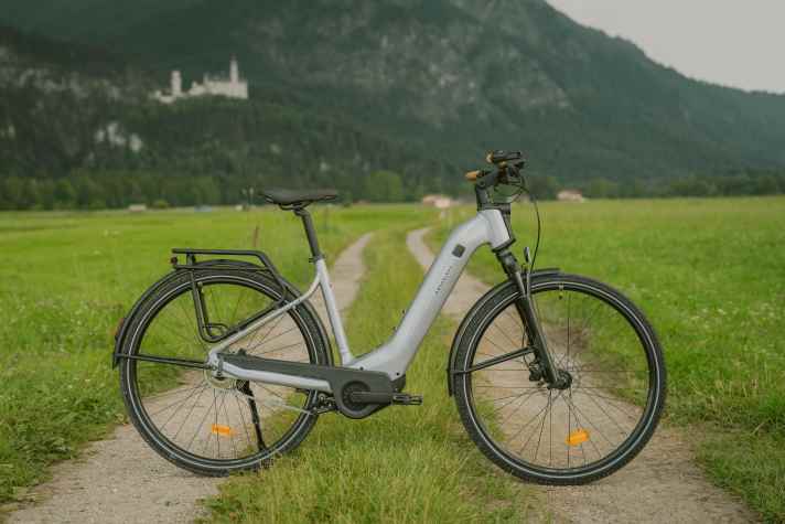 Ob König Ludwig eine solche E-Sänfte hätte nehmen wollen, statt eines Pferdes? Schloss Neuschwanstein im Hintergrund erreicht man auf jeden Fall mit dem Bike.