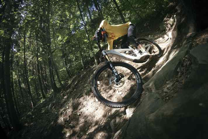 Tester und Testbike irgendwo in den Wäldern Polens.