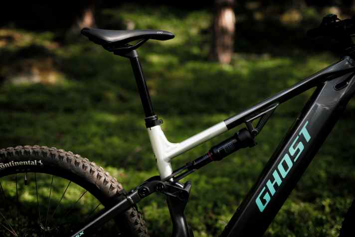 Gerade Rohre und ein liegender Dämpfer sorgen für eine neue Optik beim Ghost E-ASX.