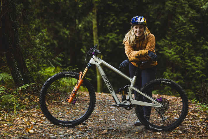 Rachel Atherton und das neue S.150 höchst persönlich. Die fünffache Downhill-Weltmeisterin gründete gemeinsam mit ihren beiden Brüdern Dan und Gee 2019 Atherton Bikes.
