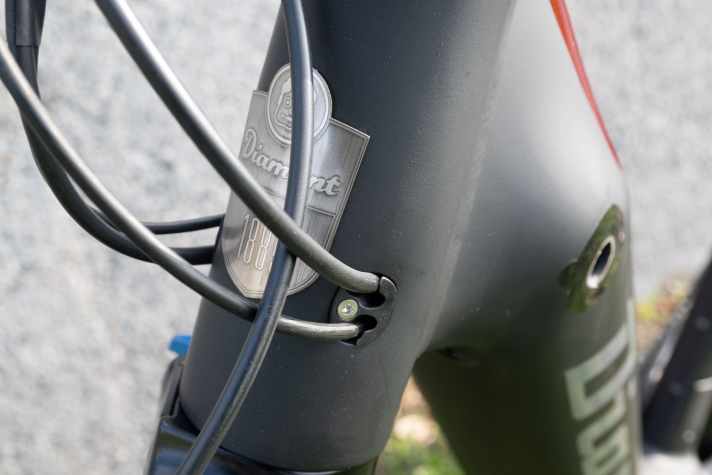 Schön auch im Detail: Die Kabel werden sauber separiert in den Rahmen geführt.