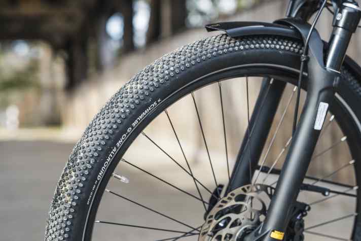 Die extrabreiten Schwalbe-Reifen mit feinem Gravel-Profil bringen dem Diamant einen erstklassigen Fahrkomfort.