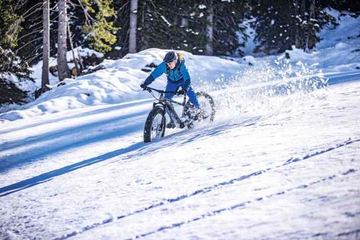 Auch wir waren schon einmal mit dem Bike auf dem kalten Weiß unterwegs - hier auf einem E-Fatbike mit ausreichend Bereifung.