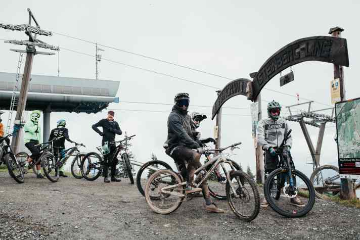 Raus aus dem Festival-Gelände, rein in die Gondel und schon steht man am Einstieg der Bikepark-Strecken.
