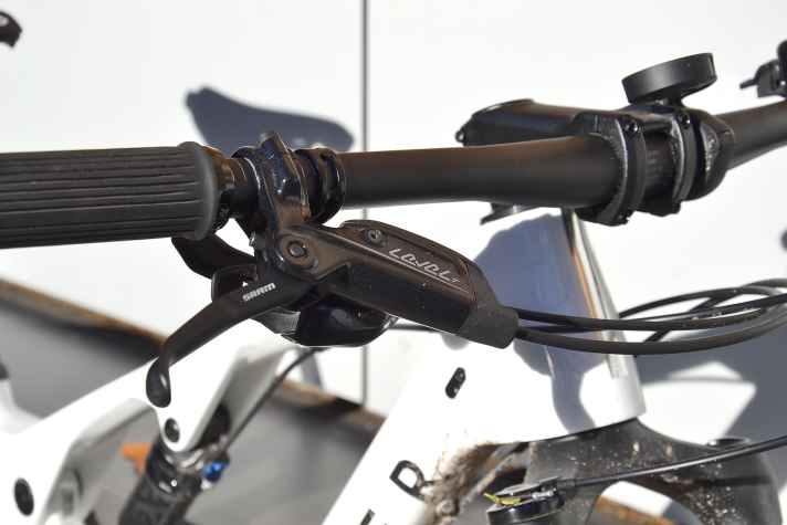 Der sehr gerade Bremshebel der Sram Level T ist ergonomisch nicht auf dem neusten Stand. Die Bremse ist aber ausreichend bissig.