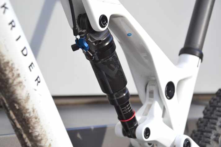 Hinter der blauen Zugaufnahme für die Druckstufeneinstellung versteckt sich noch die Zugstufeneinstellung. Nicht ganz optimal gelöst.