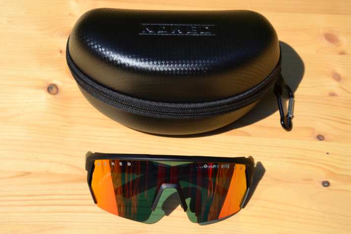 Die “The Blade” Sonnenbrille ist schon recht groß, aber das Etui ist ein Klopper.