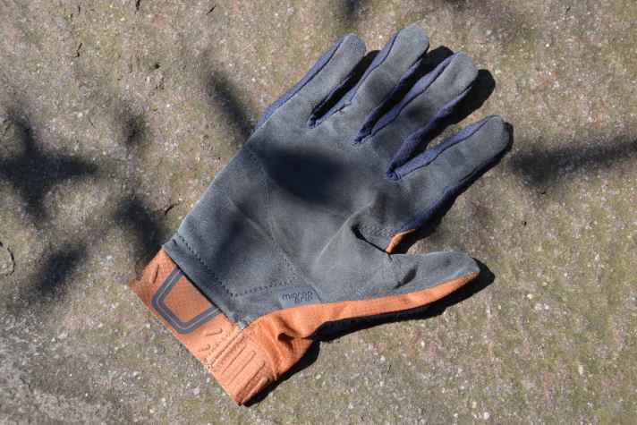Direktes Gefühl am Lenker, gute Belüftung: Die Leatt Handschuhe sind sehr handfreundlich.