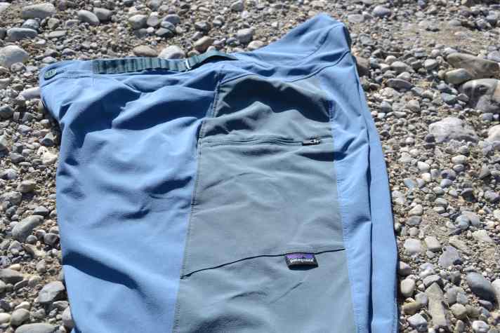 Praktische Taschen an der Seite, die viel Platz bieten.