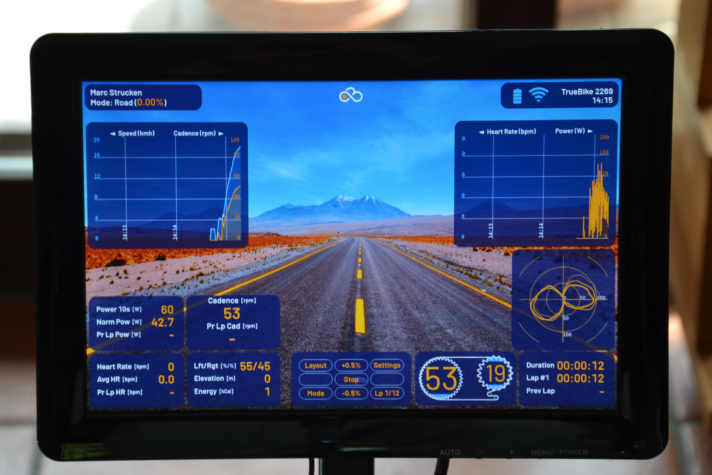 Alles im Blick während des Trainings. Unten rechts sieht man z. B. die eingestellte Schaltkombination sowie die Kraftverteilung auf den Pedalen links und rechts.