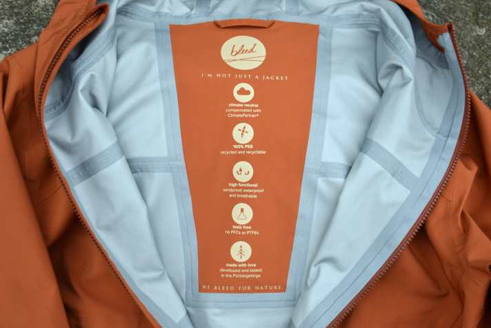 5 gute Eigenschaften hat die Regenjacke von bleed: klimaneutral produziert, 100 % aus Recyclingstoffen, wasserdicht, frei von Schadstoffen, mit Liebe hergestellt.