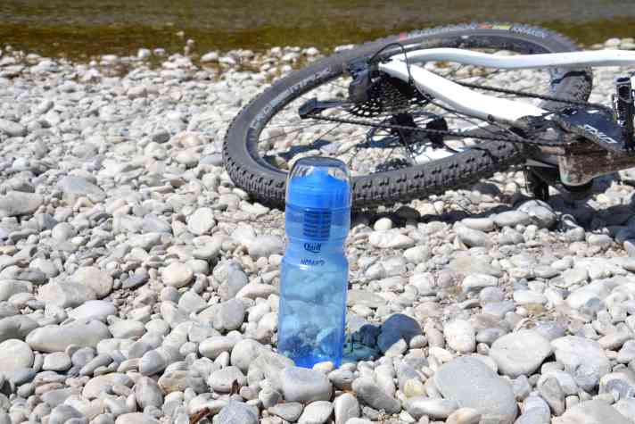 Die Quell Nomad Trinkflasche hat einen eingebauten Wasser-Filter.