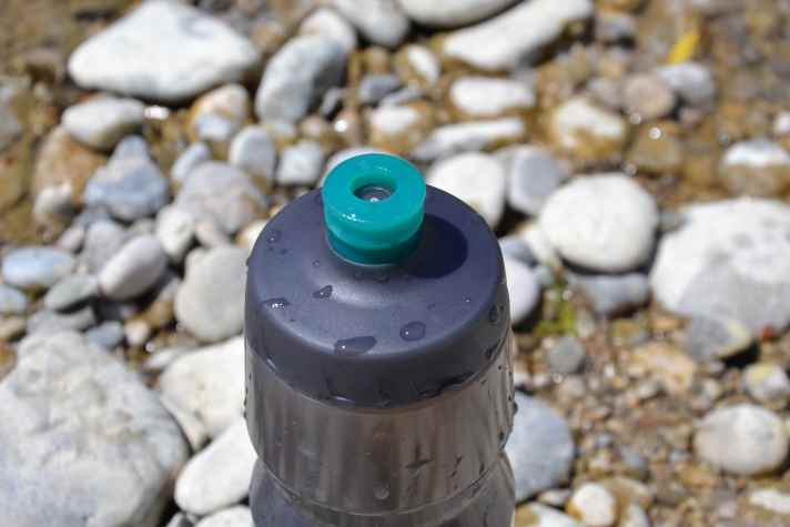 Um die Flasche ganz dicht zu bekommen, muss das Mundstück immer herunter gedrückt werden.