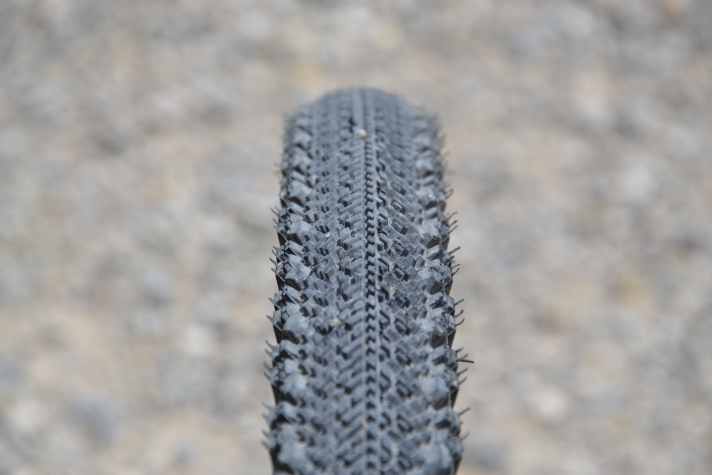 Beide Varianten des Solo Gravelbikes laufen auf WTB Venture TCS Light Fast Rolling, 700 x 40c.