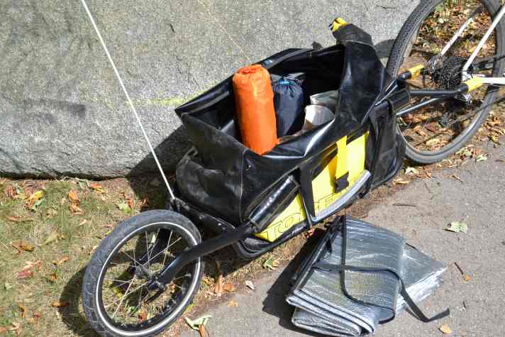 Die Tasche hat gut 65 Liter Volumen. Da passt die ganze Campingausrüstung rein, plus Mitbringsel.