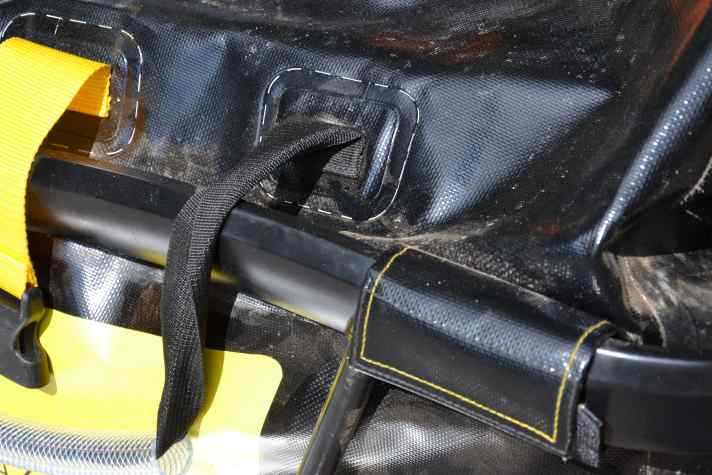 Verschweißte, wasserdichte Nähe und sehr robuste Verarbeitung an der Packtasche.