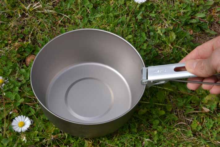 Der Kochtopf von Soto wiegt nur 62 g und hat eine minimale Wandstärke von 0,3 mm - Titan macht es möglich.