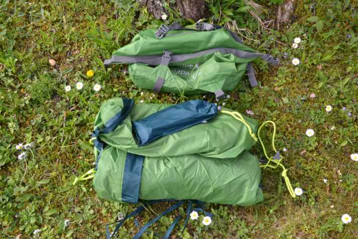 Alle Utensilien in einem Packsack (oben), der in die meisten Lenkertaschen passt - oder man schnallt ihn mit den eignen Gurten direkt an den Lenker.