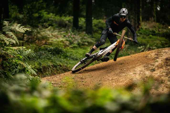 Gemacht für radikale Manöver: Die Geometrie des Commencal T.E.M.P.O. Power verspricht einen hohen Spieltrieb.
