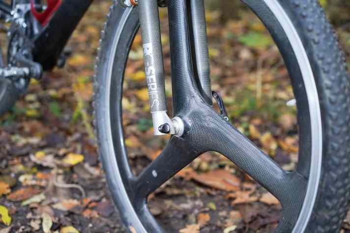 Auch beim Achs-Standard hat sich in 30 Jahren einiges getan: Während moderne Mountainbikes durchgehend auf Steckachsen setzen, vertraute man am Magma M1 noch auf einen klassischen Schnellspanner.